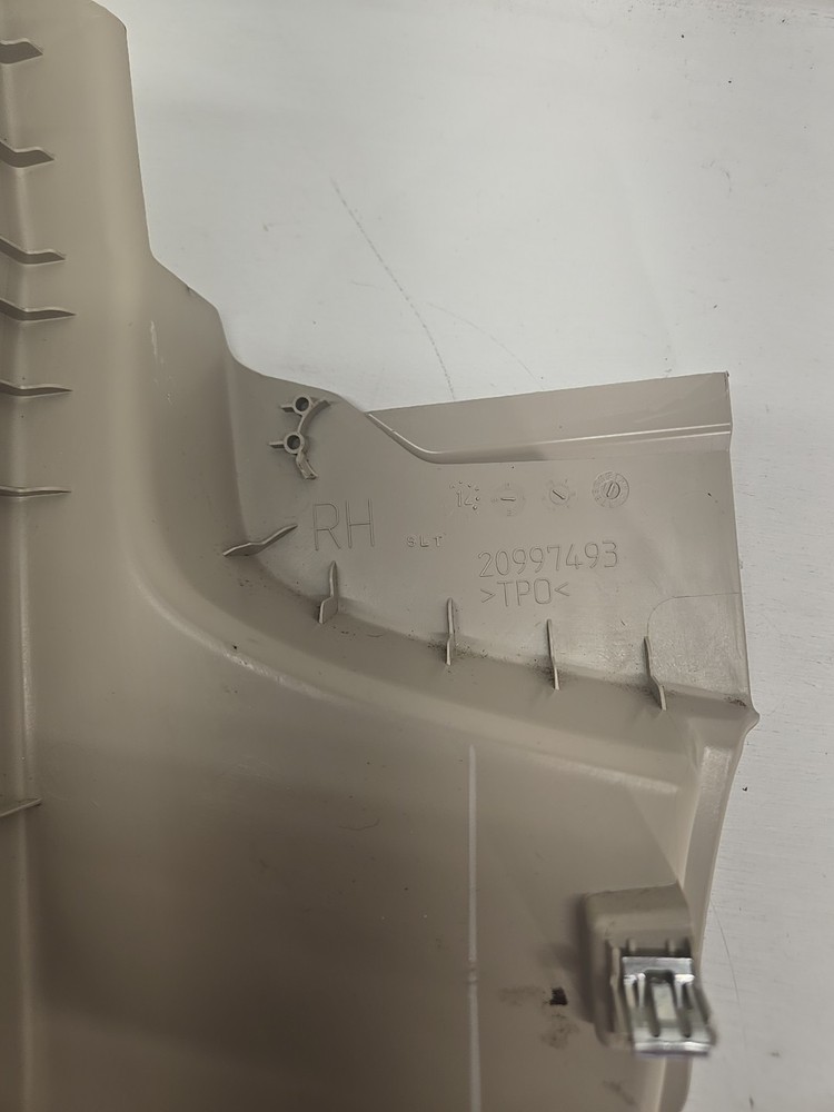 2010-2016 Cadillac SRX Right Kick Panel 20997493