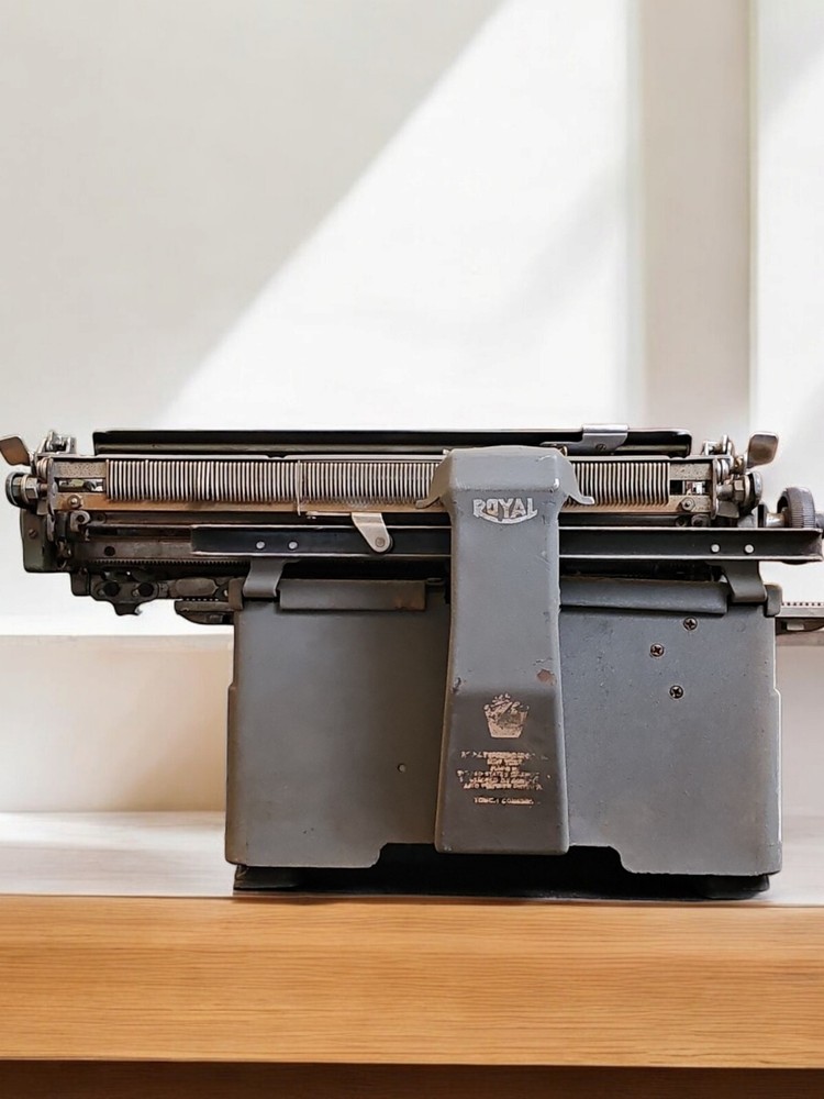 Royal Standard Desktop typewriter