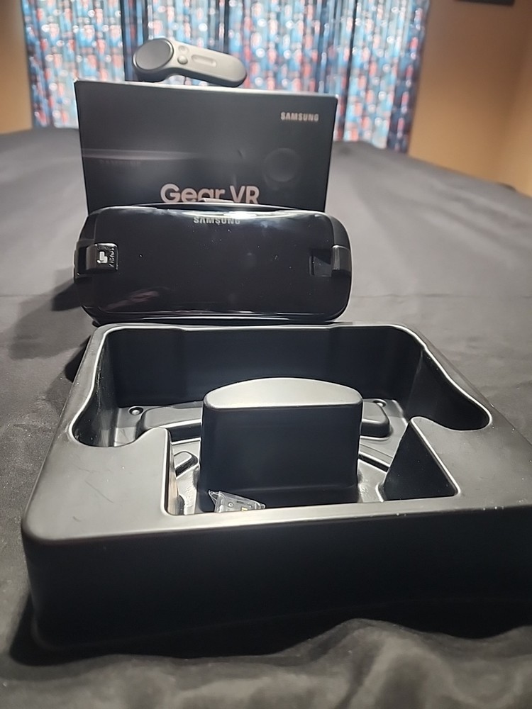 Samsung SM-R324 Gear VR W/Controller Powered by Oculus Open Box