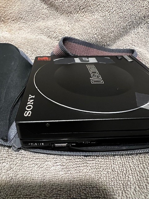 2 Different Sony DISCMAN - D10 bp100 & Sony D25 Discman