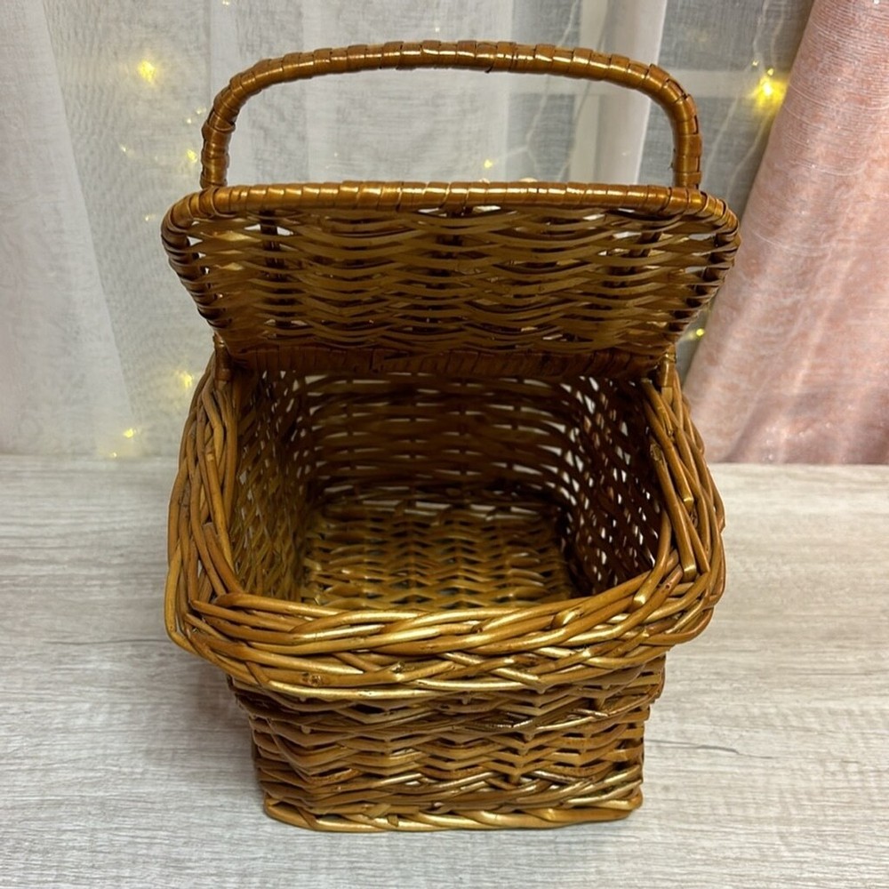 Double Lid Handle Picnic Basket with shells