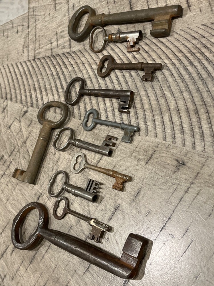 mostly 1800s eclectically ritzy iron hollow & solid barrel key lot 081224@