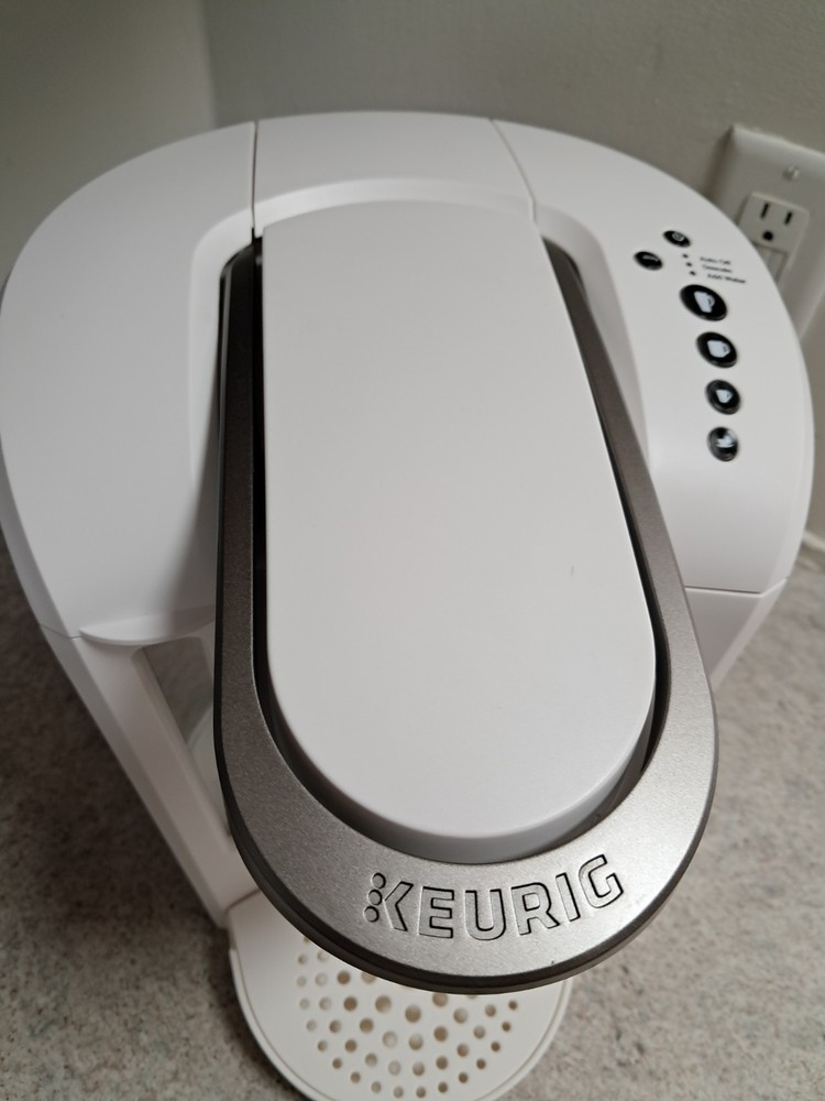 KEURIG SELECT K80 COFFEE MAKER, WORKS GREAT, WHITE (USED)