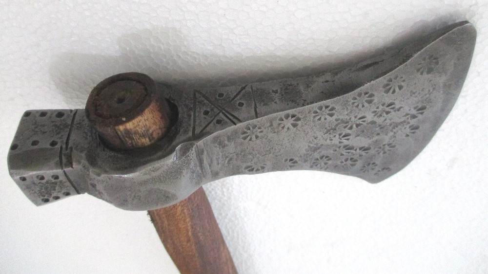 ANTIQUE AXE HAMMER RARE ATTRACTIVE DESIGN DECORATED .