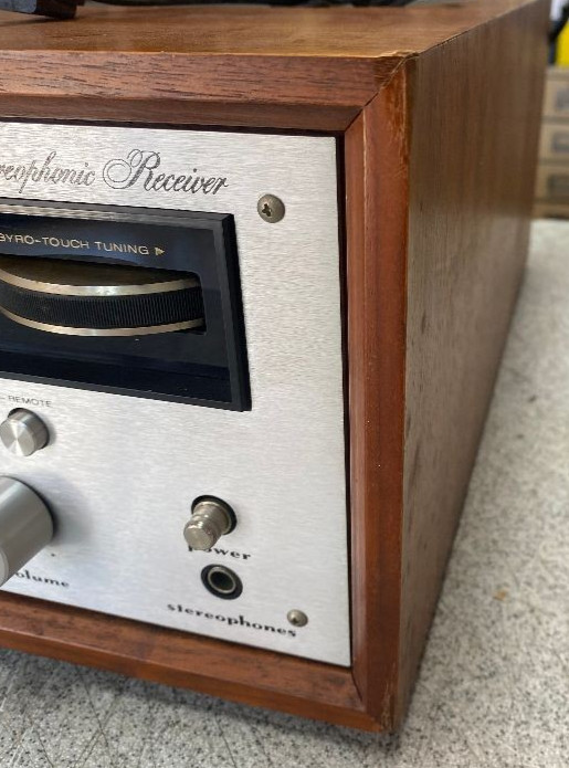 MARANTZ 2230 VINTAGE STEREO RECEIVER * minor damage ON FRONT RIGHT CORNER