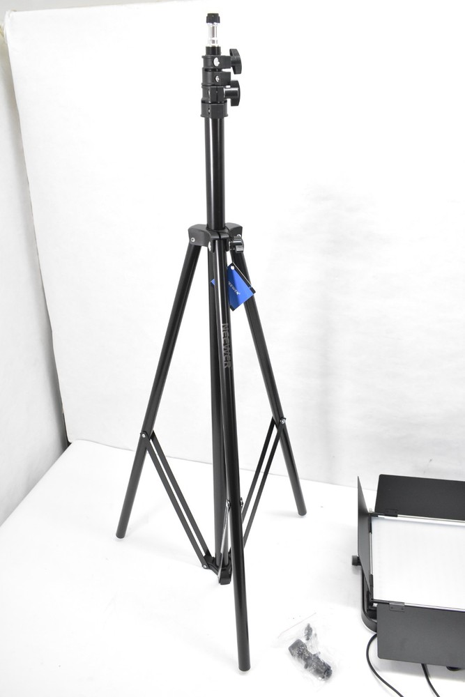 Neewer Tripod Light/Backdrop Stand w Unbranded Light Panel MISSING POWER CORD