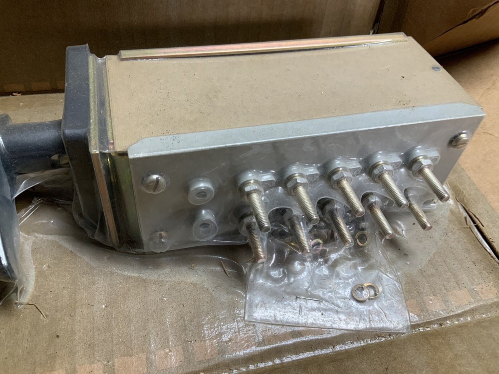 Electroswitch 8328A84G01 Type W Switch Circuit Breaker Control Switch 600v-ac