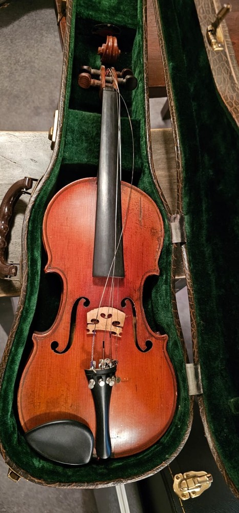 Beautiful 1923 Lyon & Healey Eureka 3/4 size violin with case