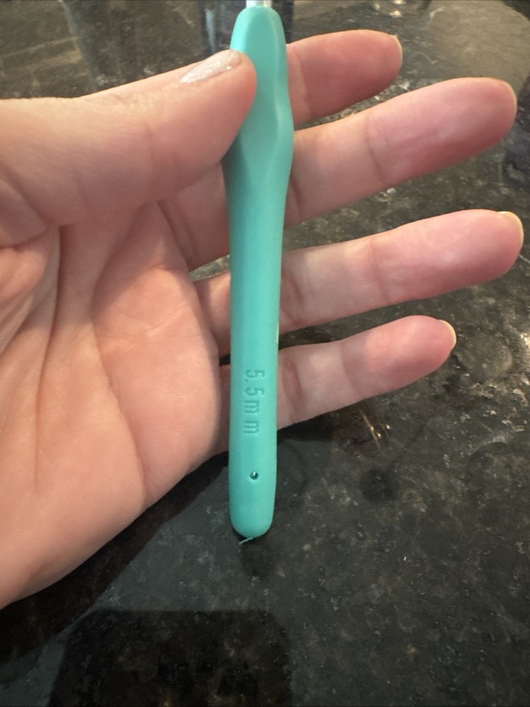 CROCHET Hooks - Multiple Sizes With Rubber Grip Handle Brand New