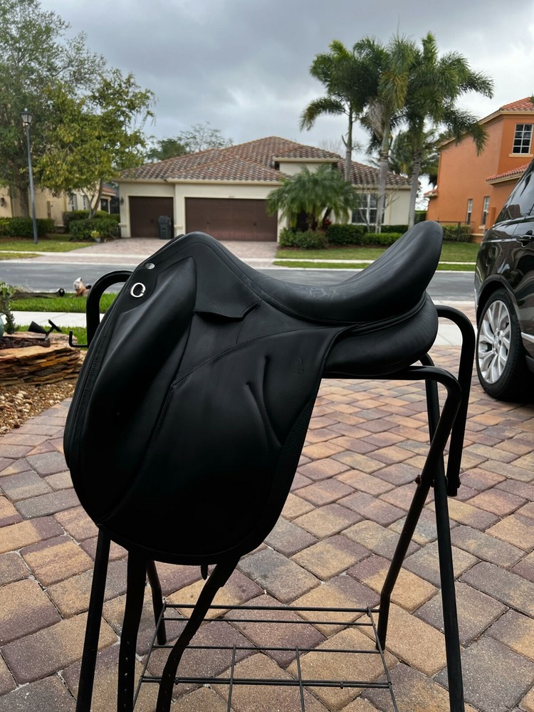 Devoucoux Dressage Saddle 17.5"