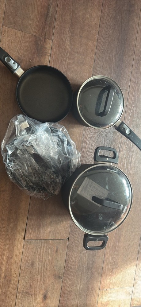 PAMPERED CHEF POT and PAN SET with 2 LIDS