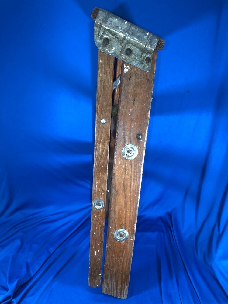 Vintage wood 2-step ladder/stool, unbranded, working spreaders, for display only