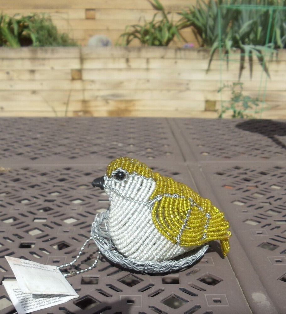 Beaded bird: Yellow nesting bird