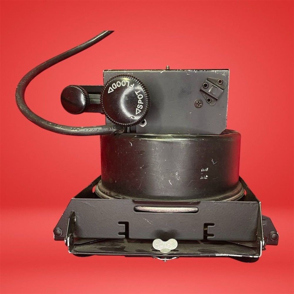 Lowel DP Professional Studio Light with Adjustable Barn Doors No Bulb