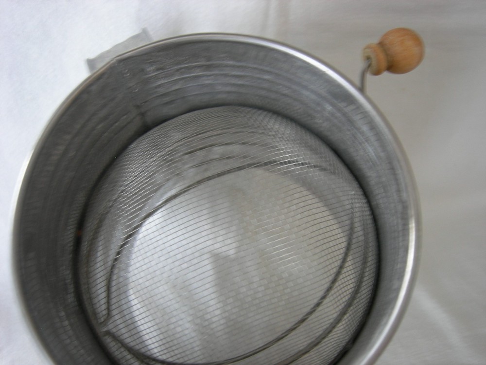 Vtg 5 Cup Measuring Flour Sifter - Unbranded - Tin- EUC