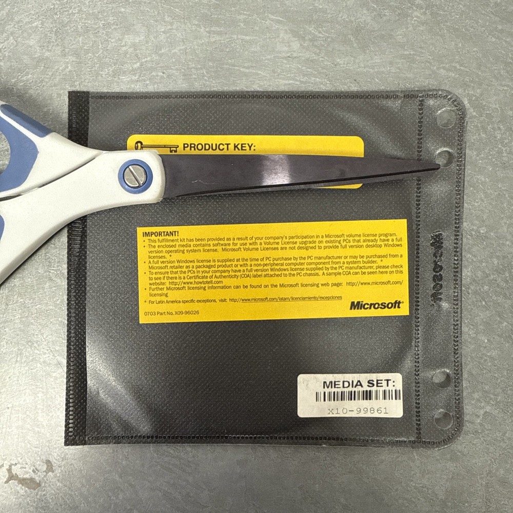 Microsoft Windows XP Professional Student Media CD Service Pack 2 w/ Product Key