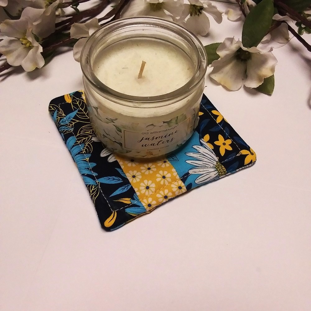 DARLING DAISIES 5pc Handmade Reversible Patchwork Coasters w/Holder & Button