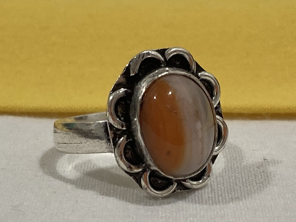 Southwestern UNSIGNED 925 Sterling Silver Orange & White Agate RING SIZE 7.25