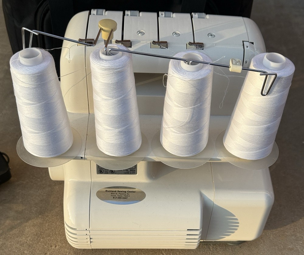 White Superlock Electronic 2000 ATS Serger w/ Rolling Case