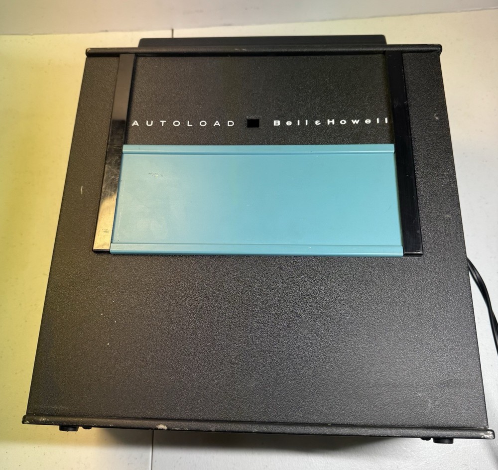 BELL & HOWELL 726 portable slide projector – it powers up