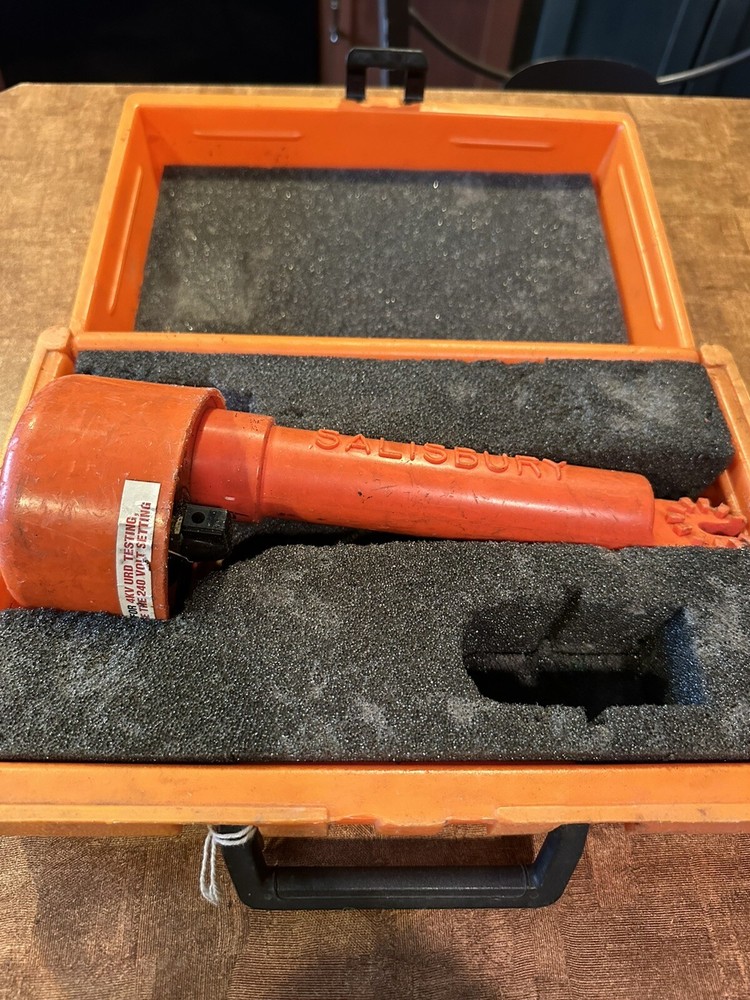 *** SALISBURY WHSCO AUDIO VISUAL AC VOLTAGE DETECTOR IN CASE ***