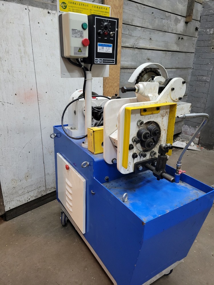 Thread rolling machine