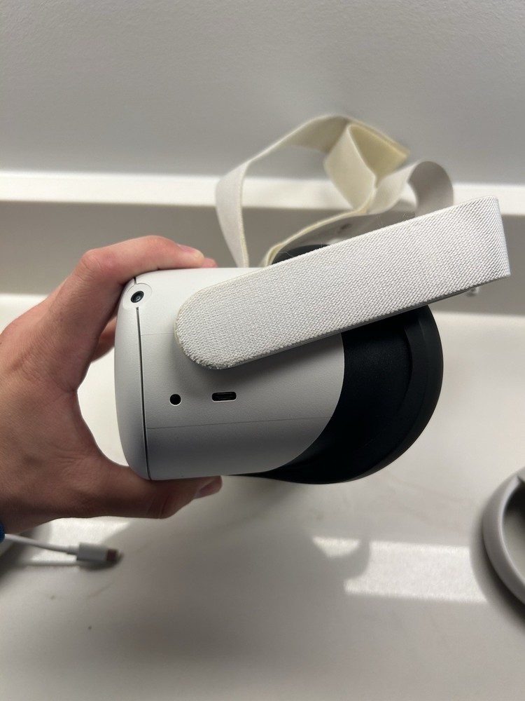 Meta Quest 2 Virtual Reality Headset and Controllers Fully Functional