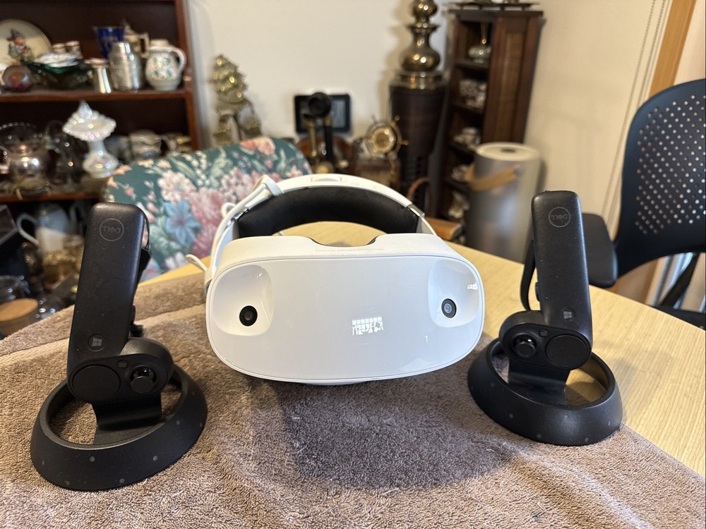 Dell VR118 Windows Mixed Reality Headset and controllers - White