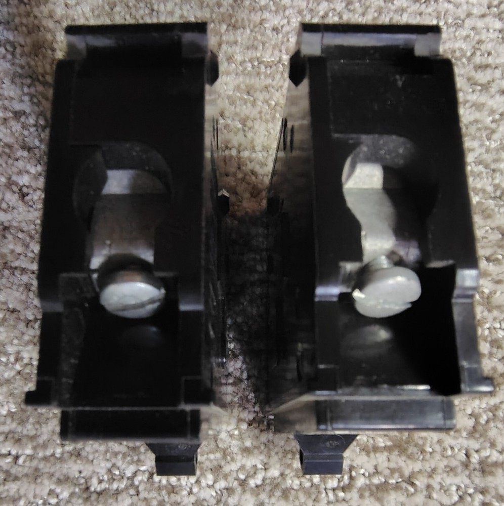 CROUSE HINDS 15 AMP SINGLE POLE BREAKER 2PIECES