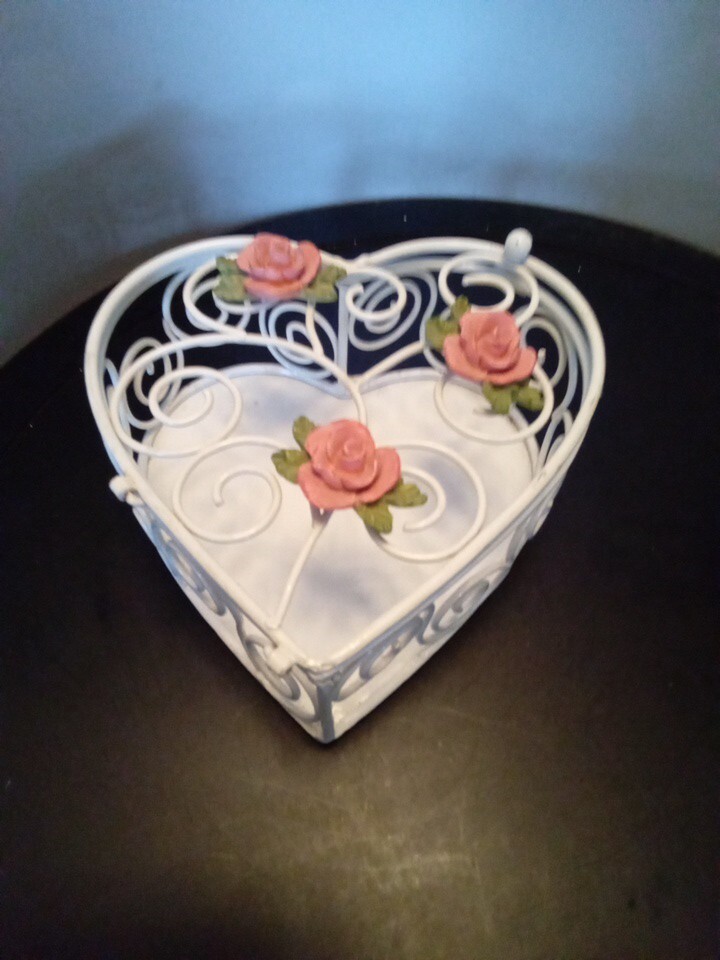 Rose And Wire Catch-all Trinket BASKET.           EUC