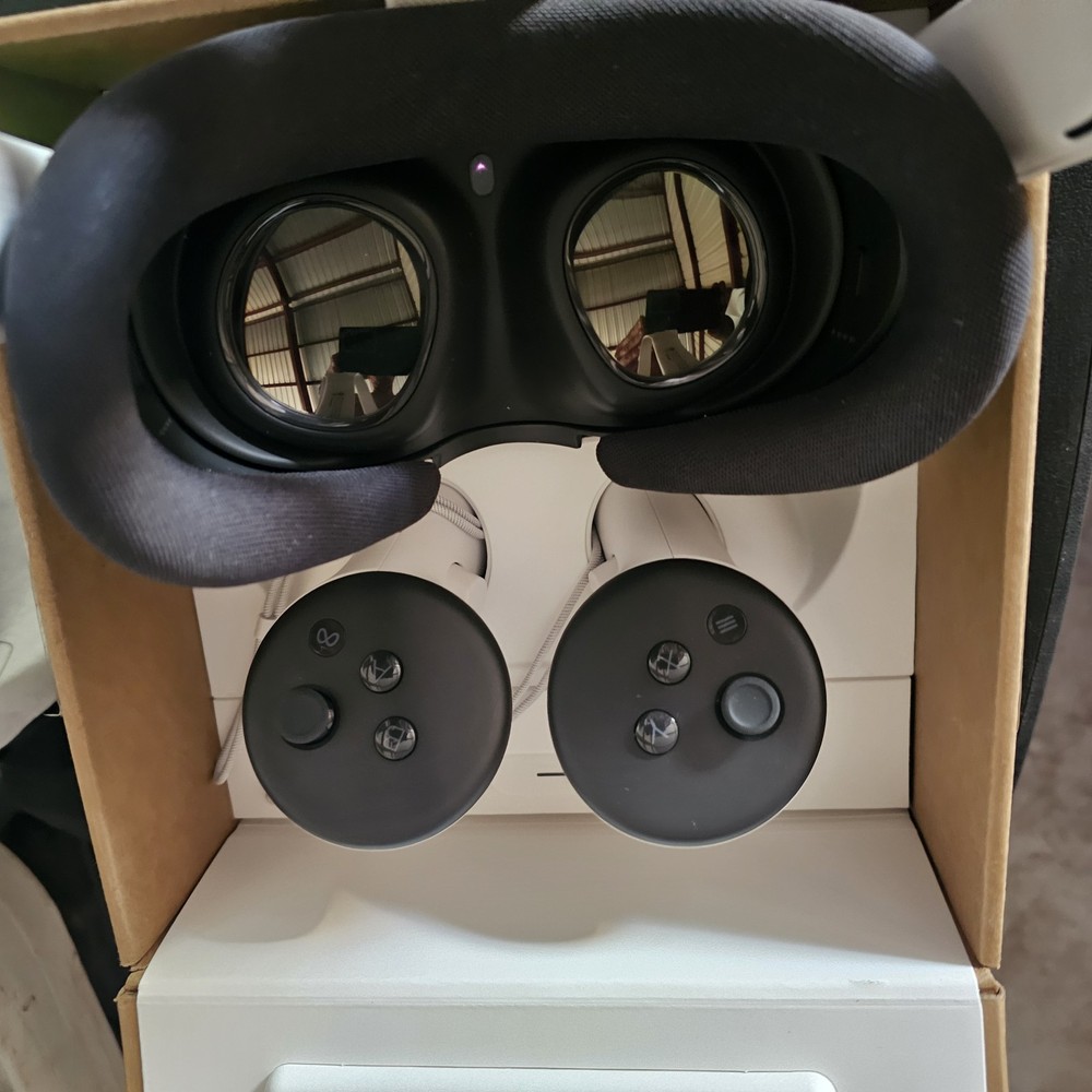 Meta Quest 3 128GB VR Headset - White Complete W Controllers Case