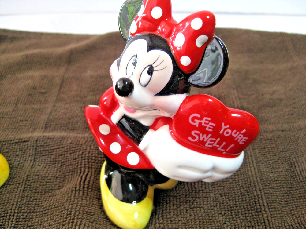 MINNIE  MOUSE "GEE YOUR SWELL"  CERAMIC FIGURINE  MINT CONDITION