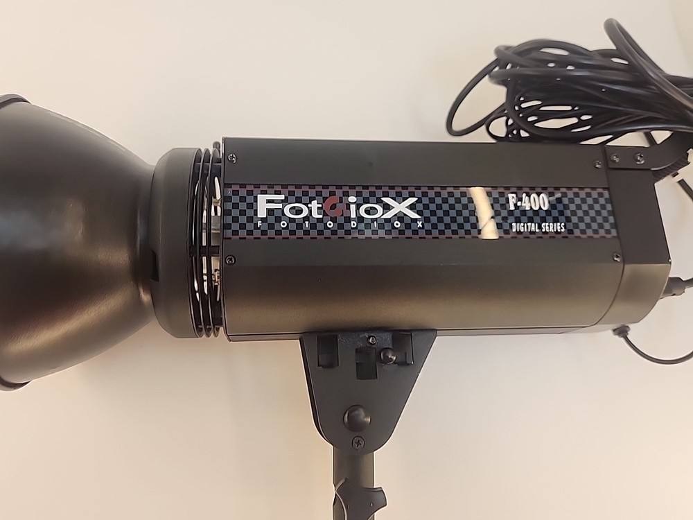 Fotodiox F-400 studio flash unit. 400 Watts - Second. High-speed Works Great