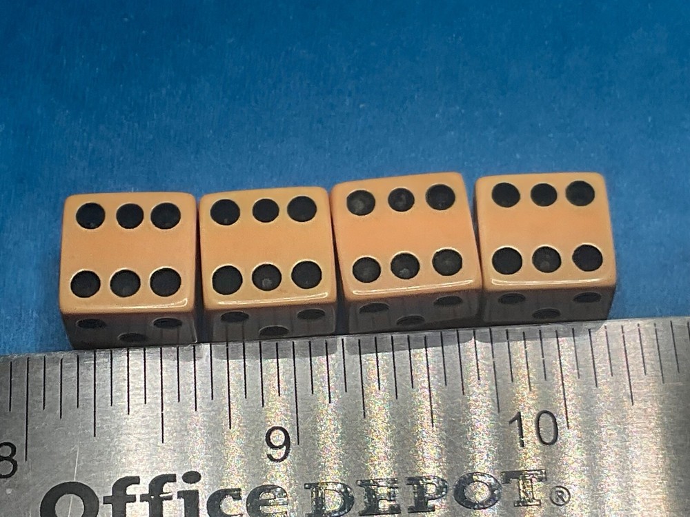SET OF 4————- BAKELITE DICE———B-90