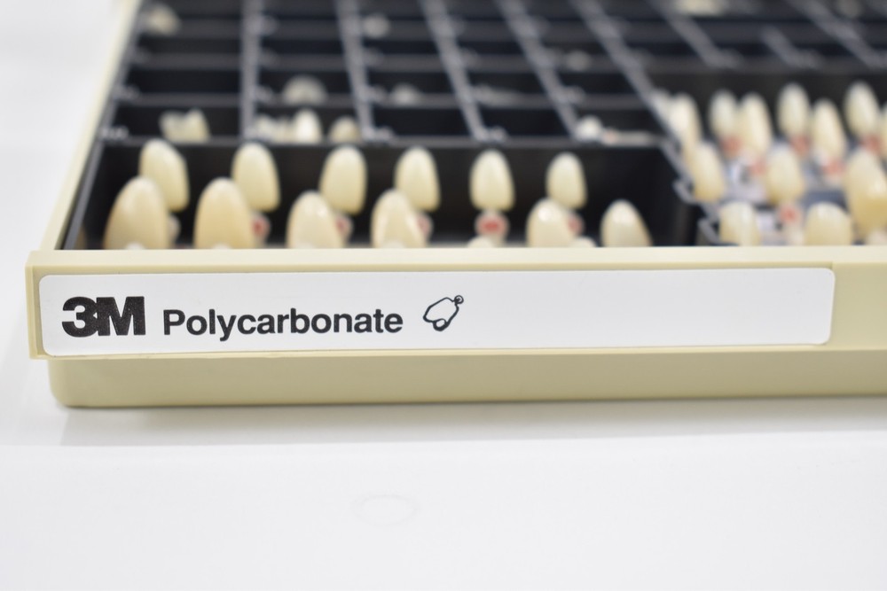 Dental Crown Set / 3M Polycarbonate Organizer Box with Various Sized Crowns