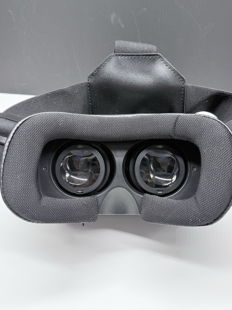 CYNOCULARS VIRTUAL REALITY HEADSET + REMOTE Pre Owned Good See Description