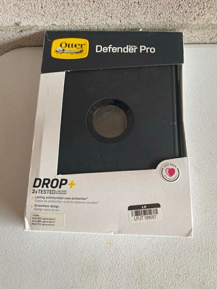 OtterBox iPad 9th/8th/7th generation Defender Series Pro Case - Black