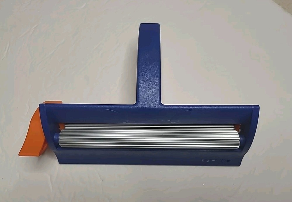 Fiskars Ripple Paper Crimper Squeeze Handle Scrapbooking Craft 6 1/2" Roller