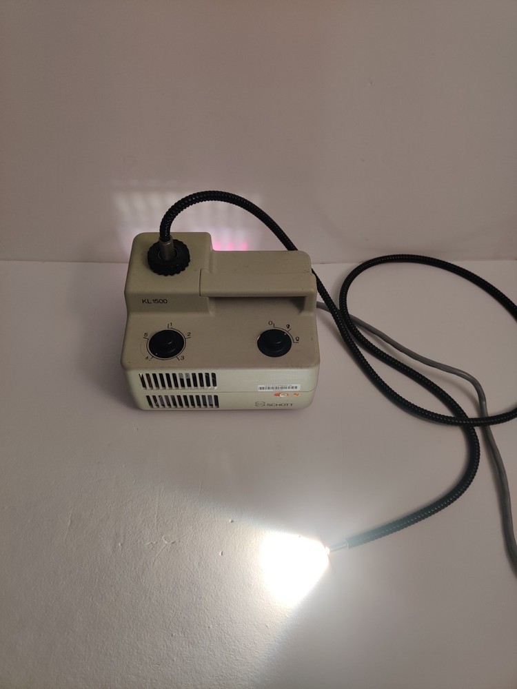 SCHOTT KL 1500 electronic Cold Light Source With Light.