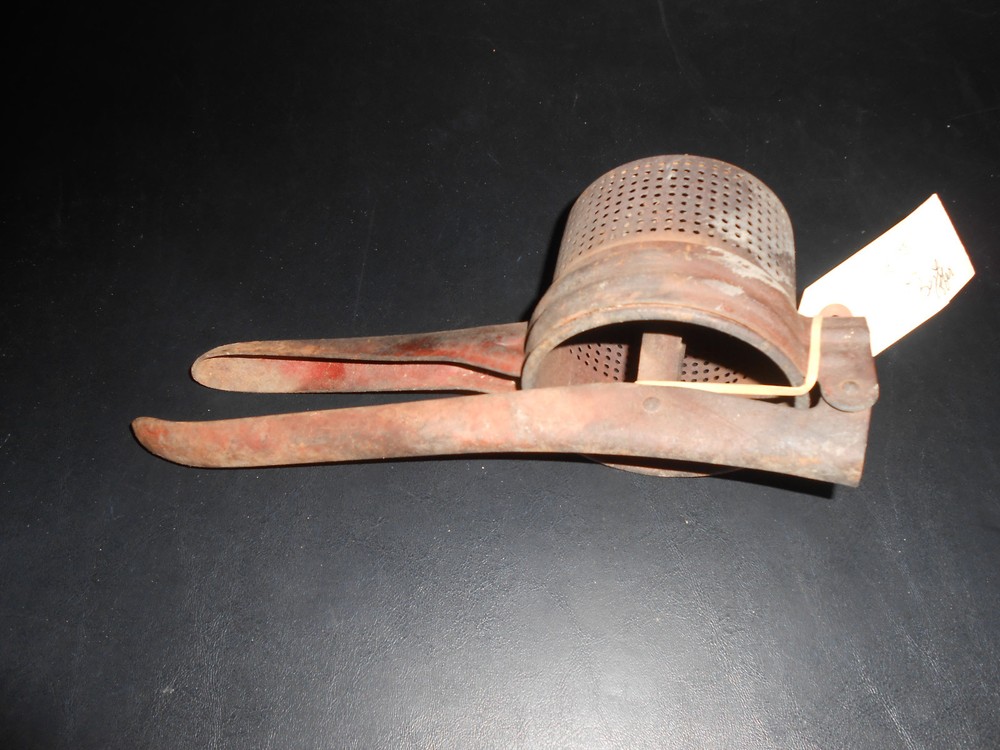 ANTIQUUE POTATO RISER,HAND PRESS IN GREAT WORKING ORDER, UNKNOWN AGE. OLD.