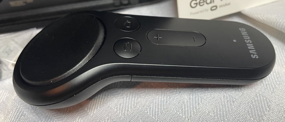Samsung Gear VR with Controller Powered by Oculus with Original Box SM-R324