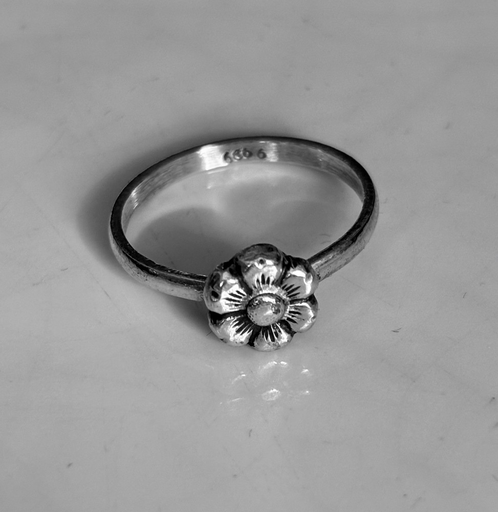 Daisy ring , Minimalist hand made fine silver 999.