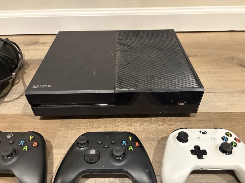 Microsoft Xbox One 1540 500GB Console System Bundle W/ 3 Controllers & 7 Games