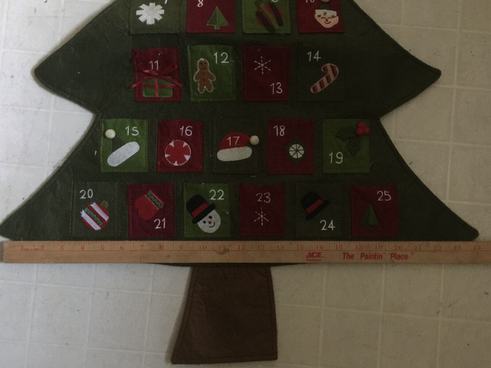 Christmas Tree Wall Decration w/25 Cute Pockets 34" x 24"