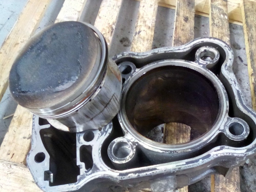 Honda NTV650 (RC33E) Rear Barrel and Piston