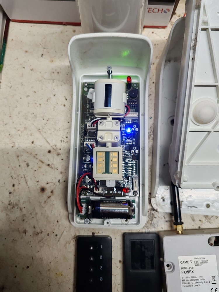 1 receiver +3 external wireless sensors +2 remote controls 4 buttons