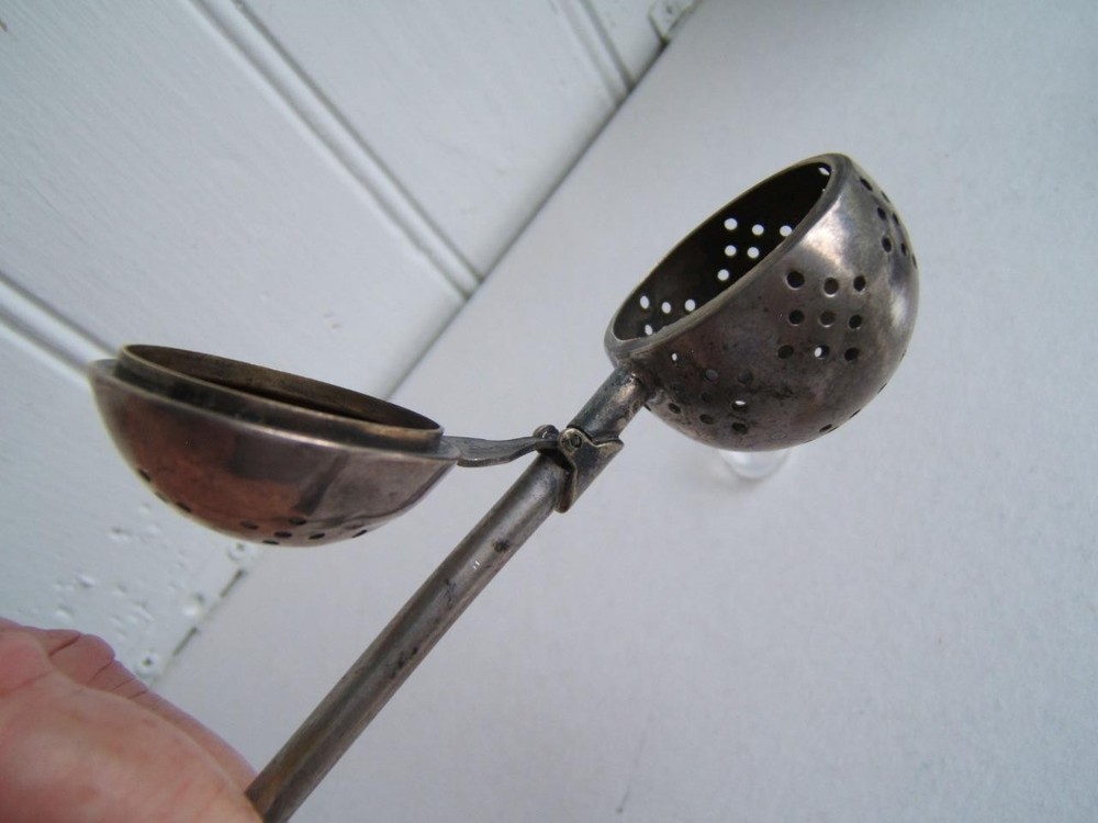 VINTAGE PAYE & BAKER P&B SHEFFIELD PUSH HANDLE TEA STRAINER