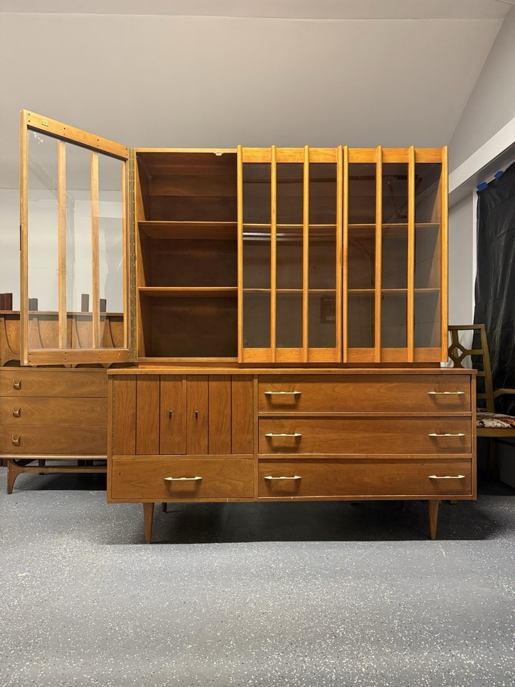 Mid Century Modern Sideboard and Hutch (c. 1960s)