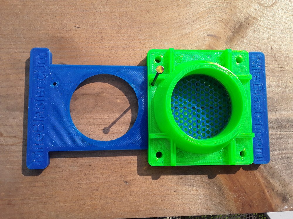Bee Vacuum Gate for Beekeeping with Nail Lock