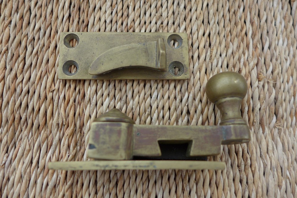 ANTIQUE VINTAGE BRASS WINDOW LOCK WITH LOCKING HANDLE PROJECT COLLECTOR 27-36